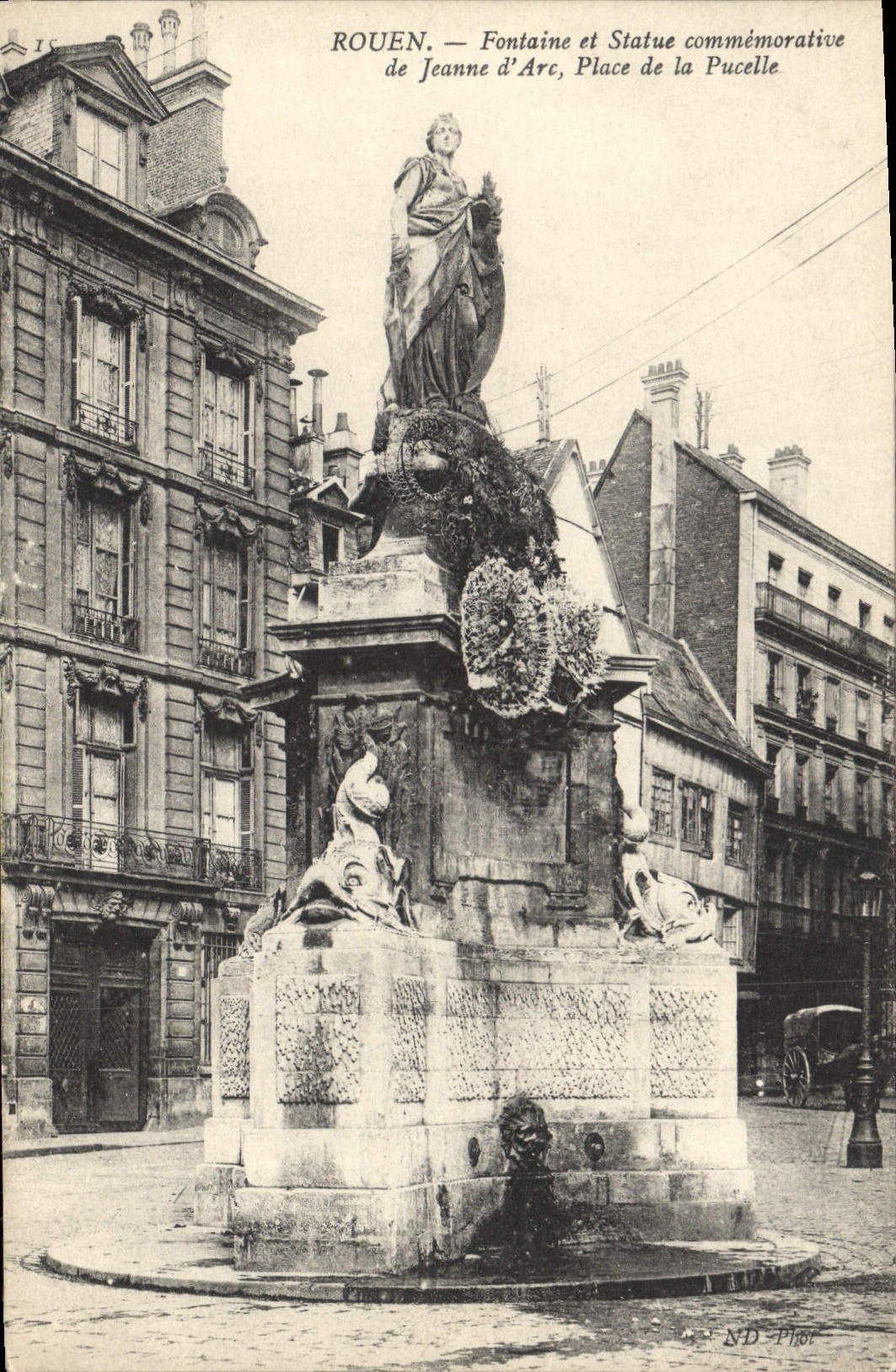 CPA Rouen Fontaine et statue Commemorative de Jeanne d'Arc Place de la Pucelle 