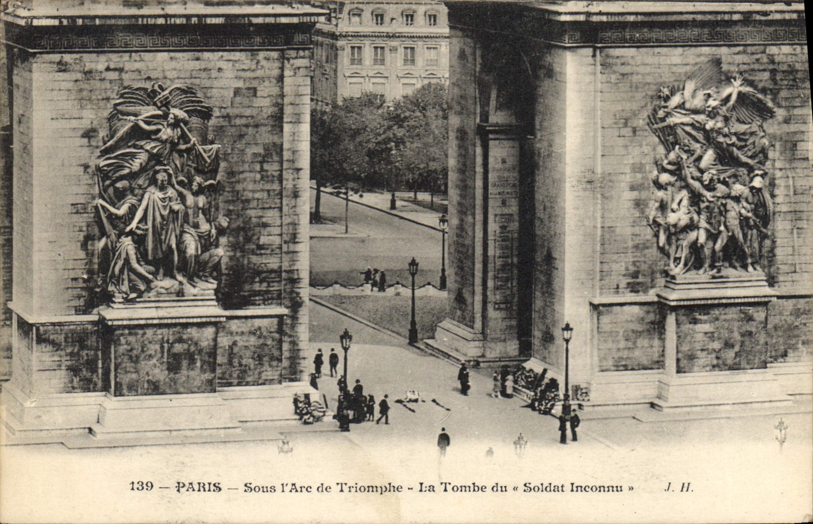 CPA Paris sous l'Arc de Triomphe la Tombe du Soldat Inconnu 