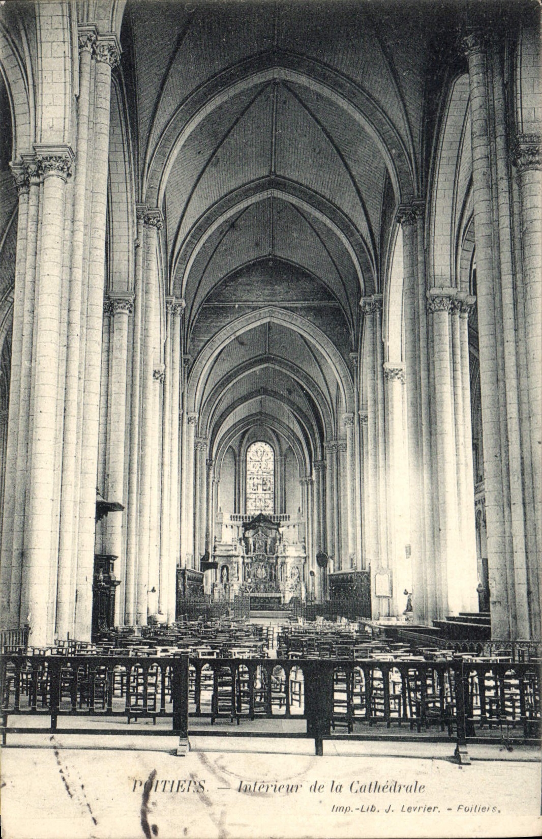 CPA Poitiers interieur de la Cathedrale 