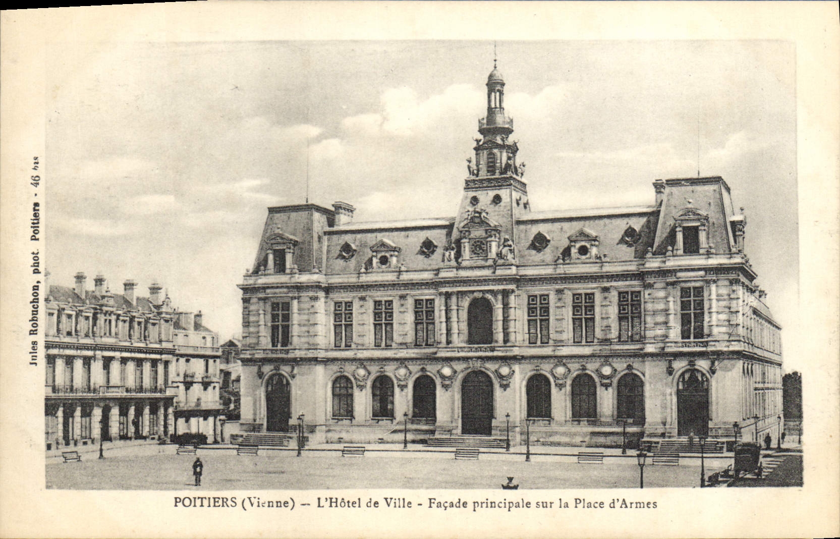 CPA Poitiers Vienne L'Hotel de Ville Facade principale sur la Place d'Armes 