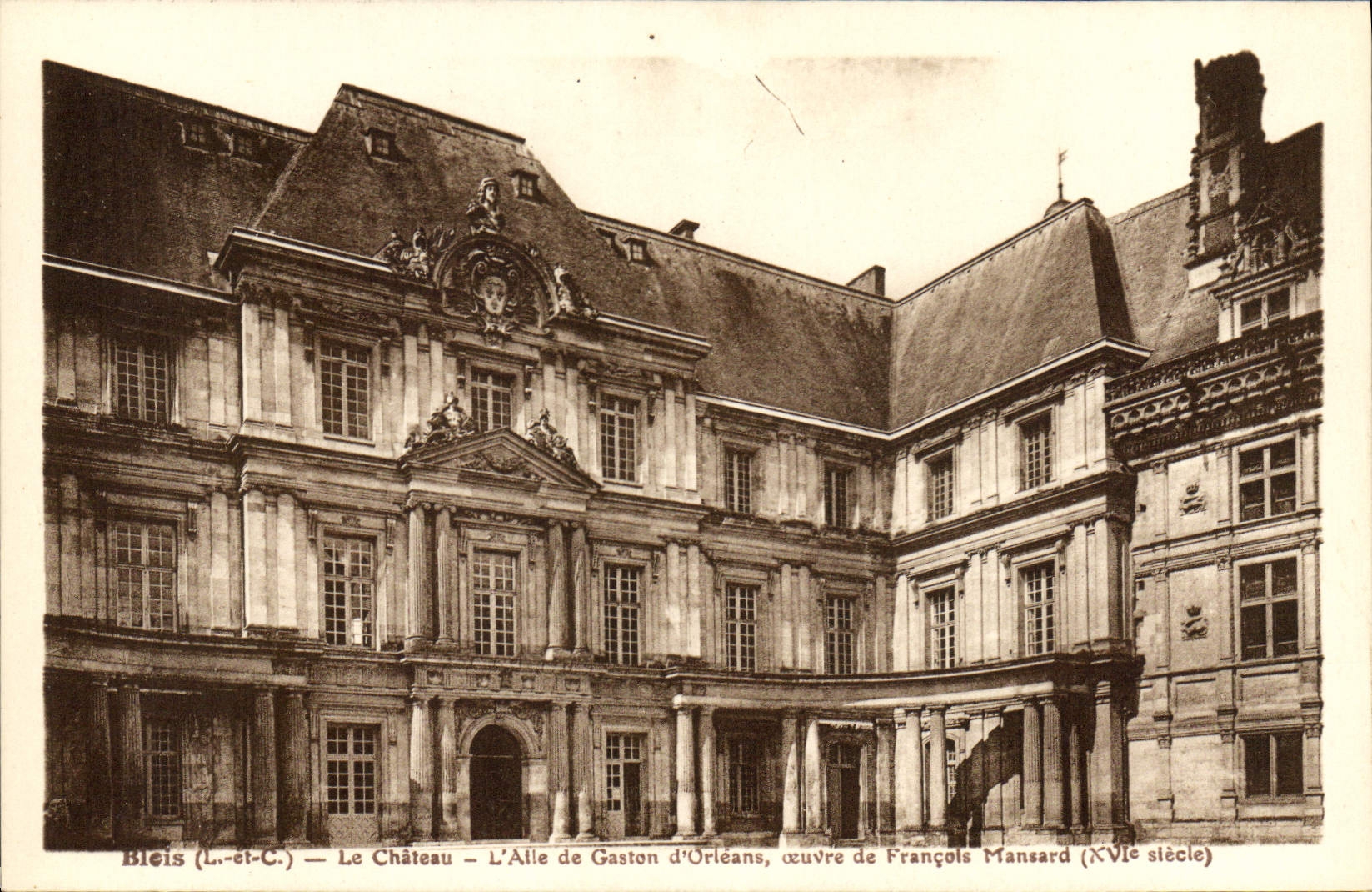 CPA Blois L et C Le Chateau L'Allee de Gaston d'Orleans ceuvre de Francois Manaard XVI siecle 