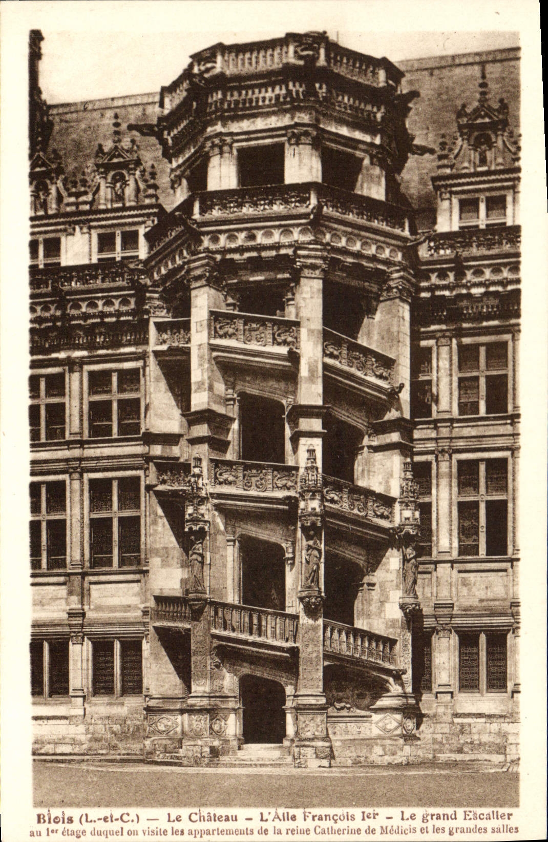 CPA Blois L et C Le Chateau L'Allee Francois 1er Le Grand Escalier 
