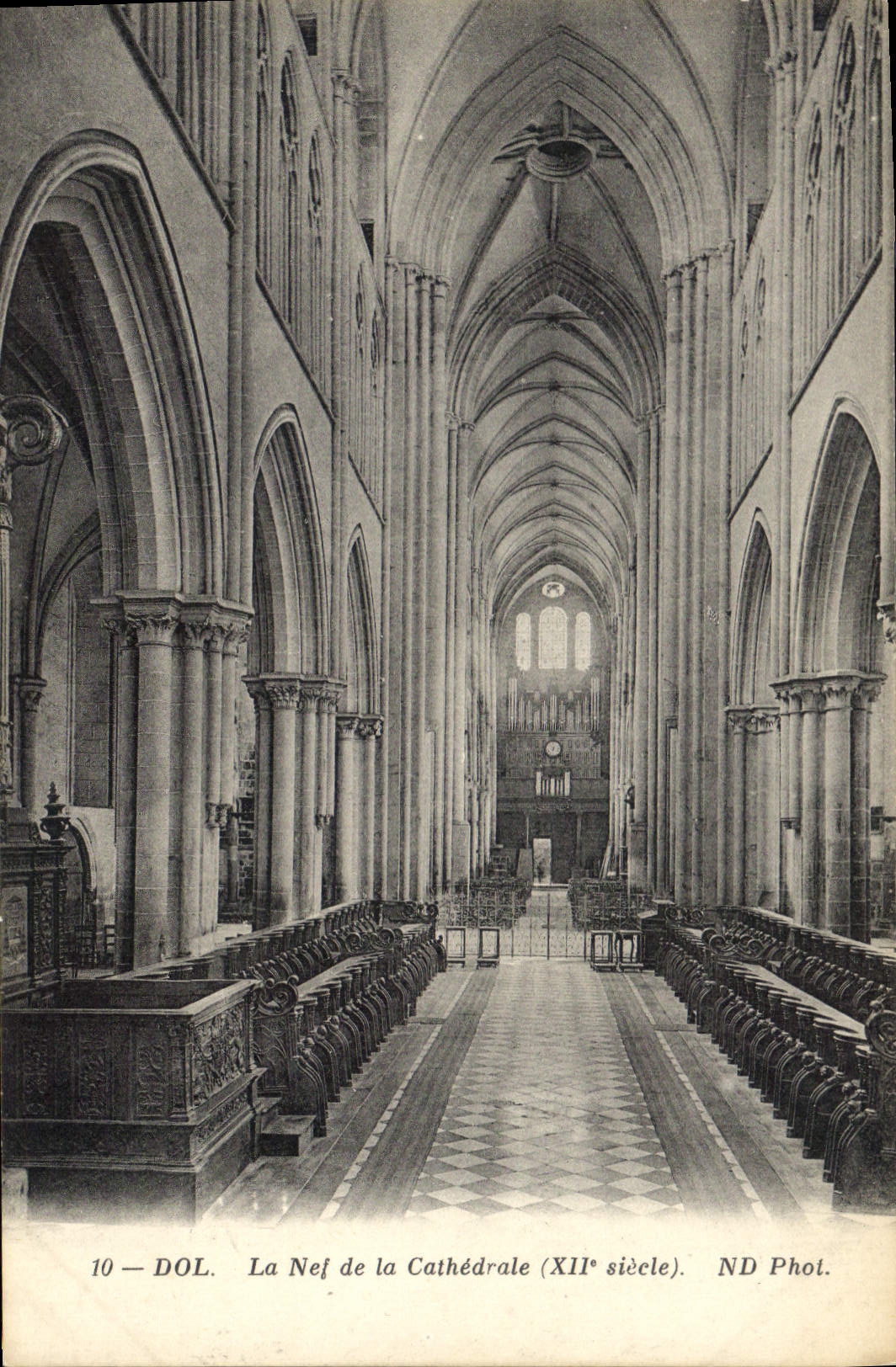 CPA Dol La Nef de la Cathedrale XII siecle Orgue