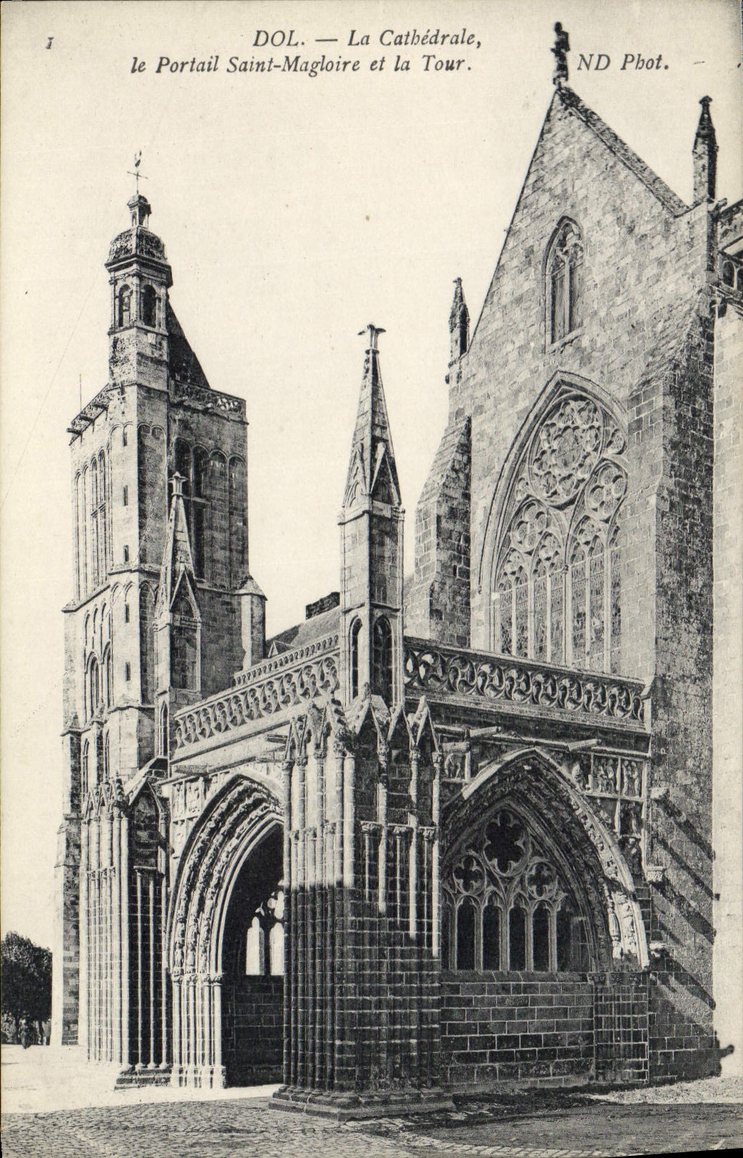 CPA Dol La Catehdrale le Portail Saint Magloire et la Tour
