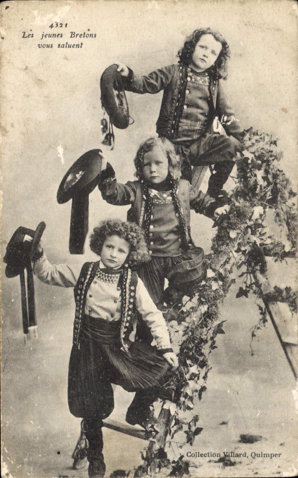 CPA Les Jeunes Bretons vous Saluent  Folklore