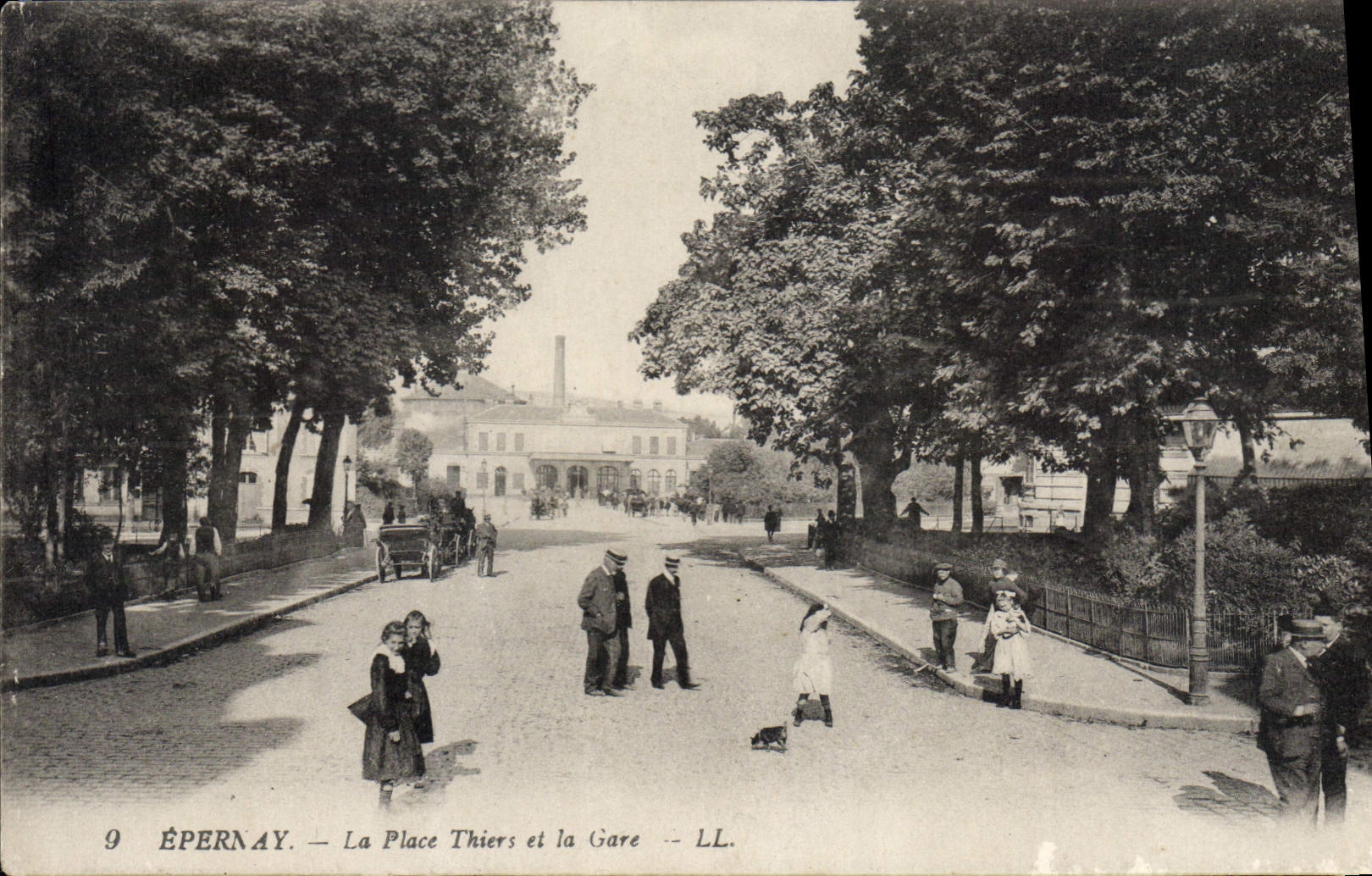 CPA Epernay la place Thiers et la Gare 