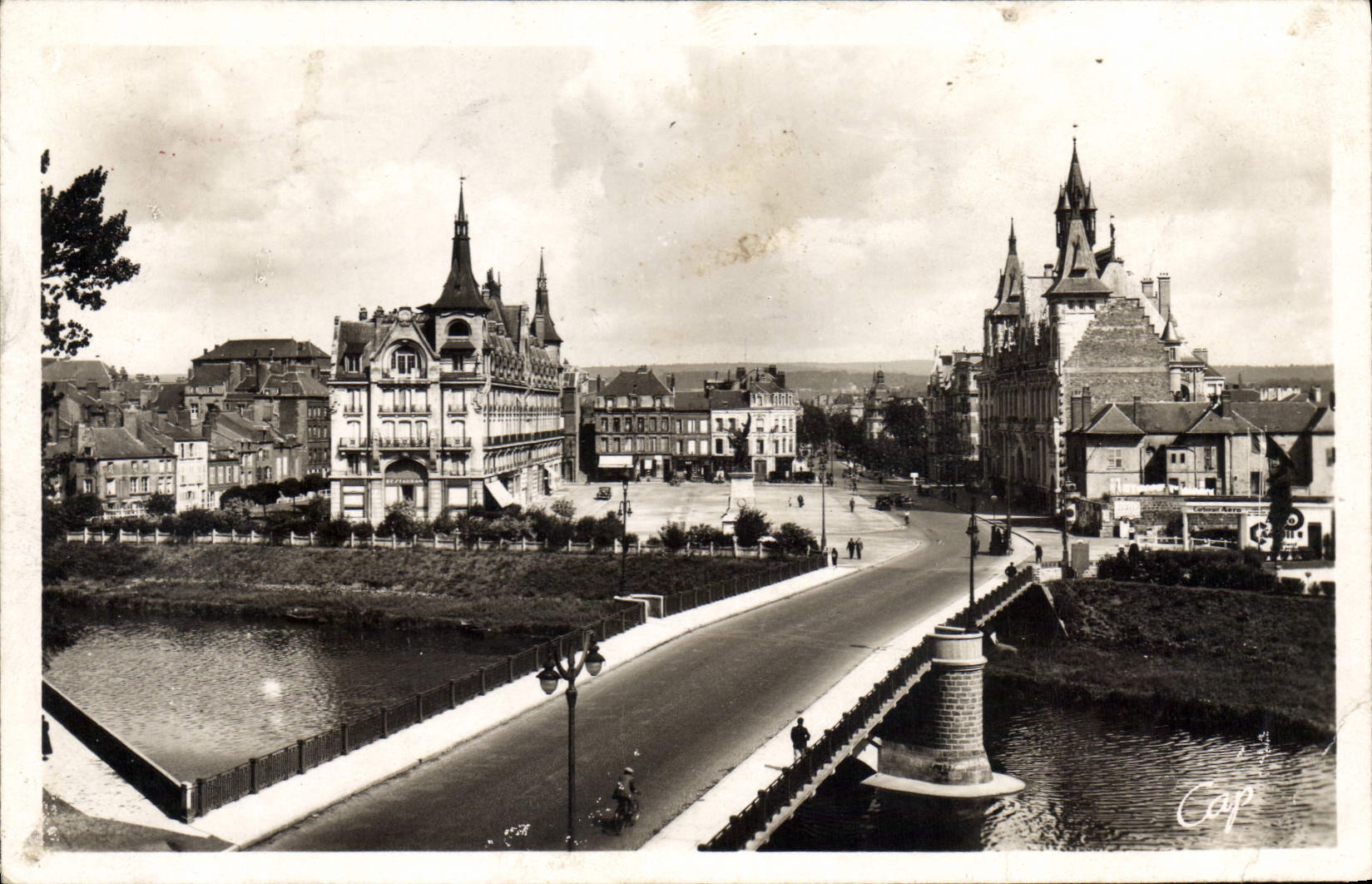 CPA Mezieres Pont de la Victoire et place de l'hotel de Ville