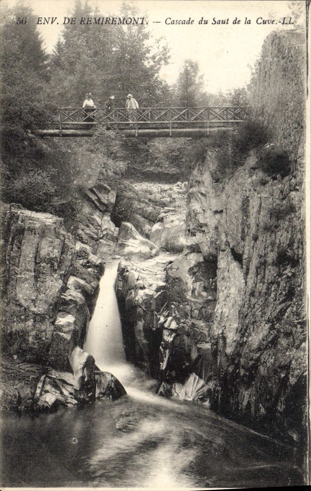 CPA Env de Remiremont Cascade du Saint de la Cuve