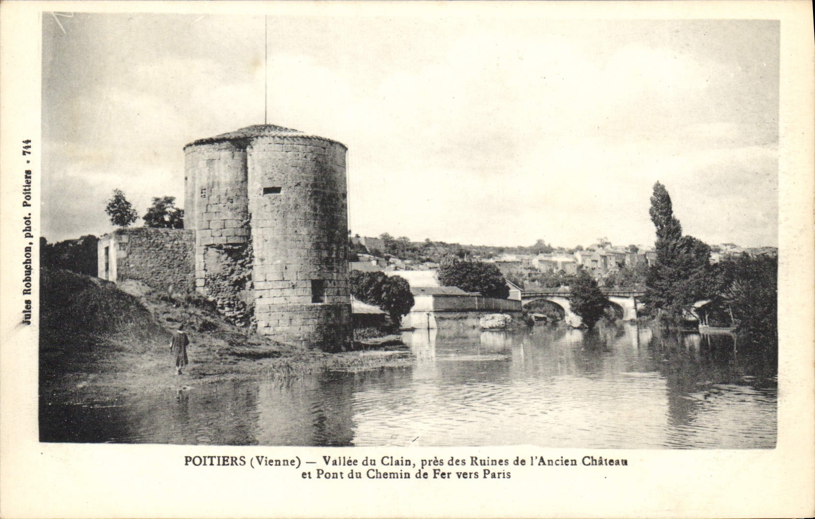 CPA Poitiers Vienne Vallee du Clain pres des Ruines de l'Ancien Chateau et Pont de Chemin de Fer ver