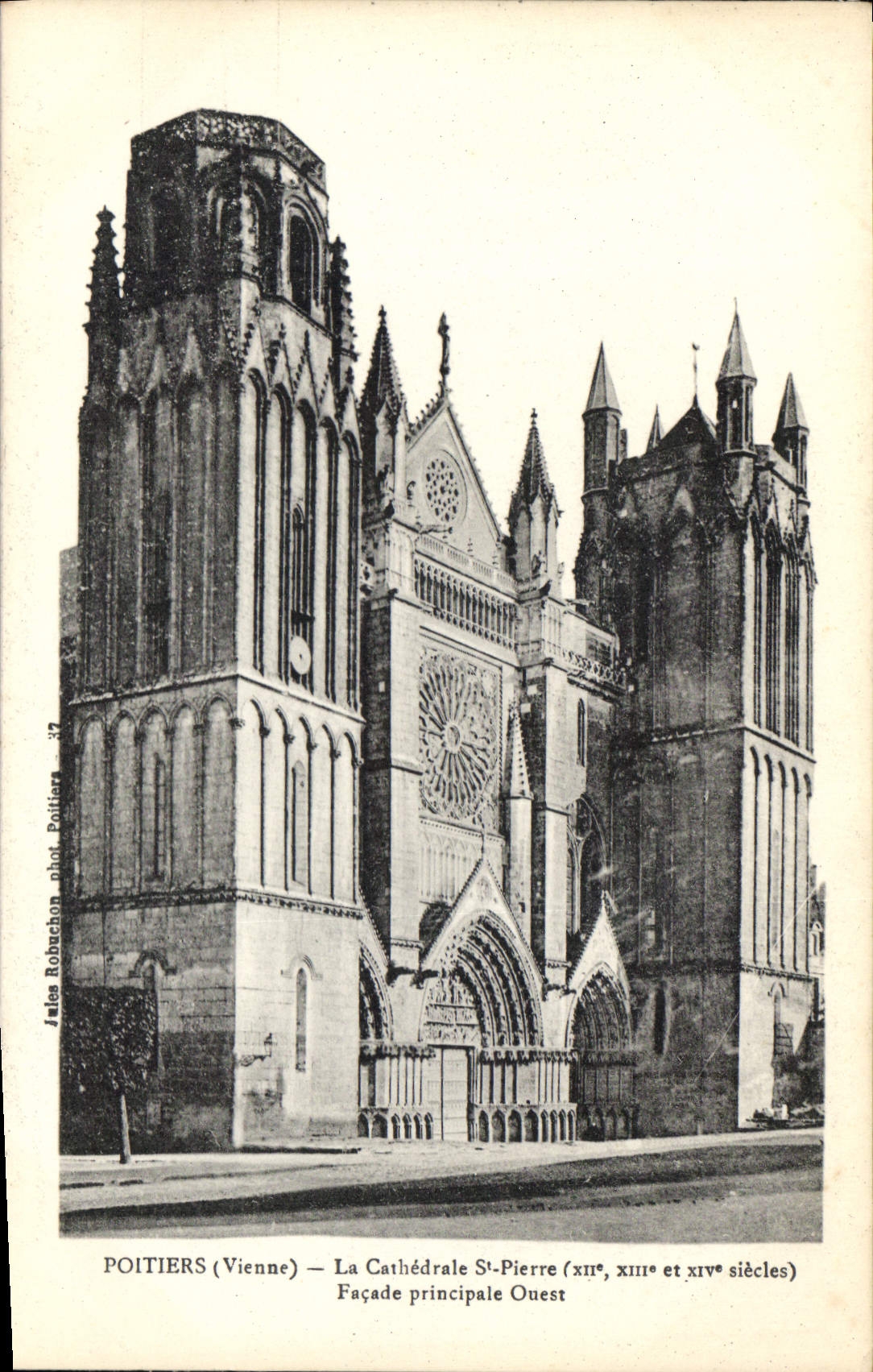CPA Poitiers Vienne La Cathedrale St Pierre Facade principale Ouest