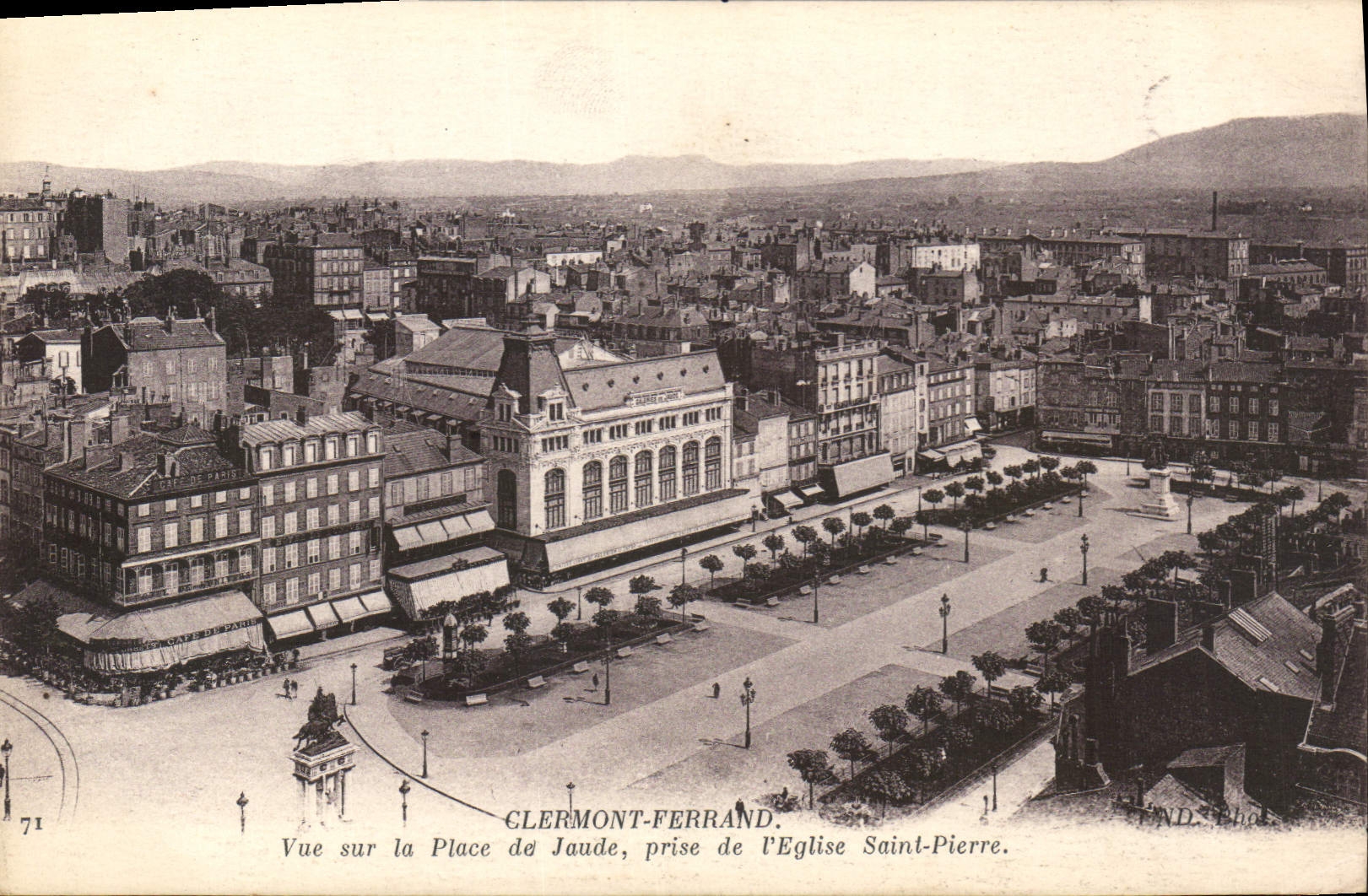 CPA Clermont Ferrand Vue sur la Place de Joude prise de l'Eglise Saint Pierre 