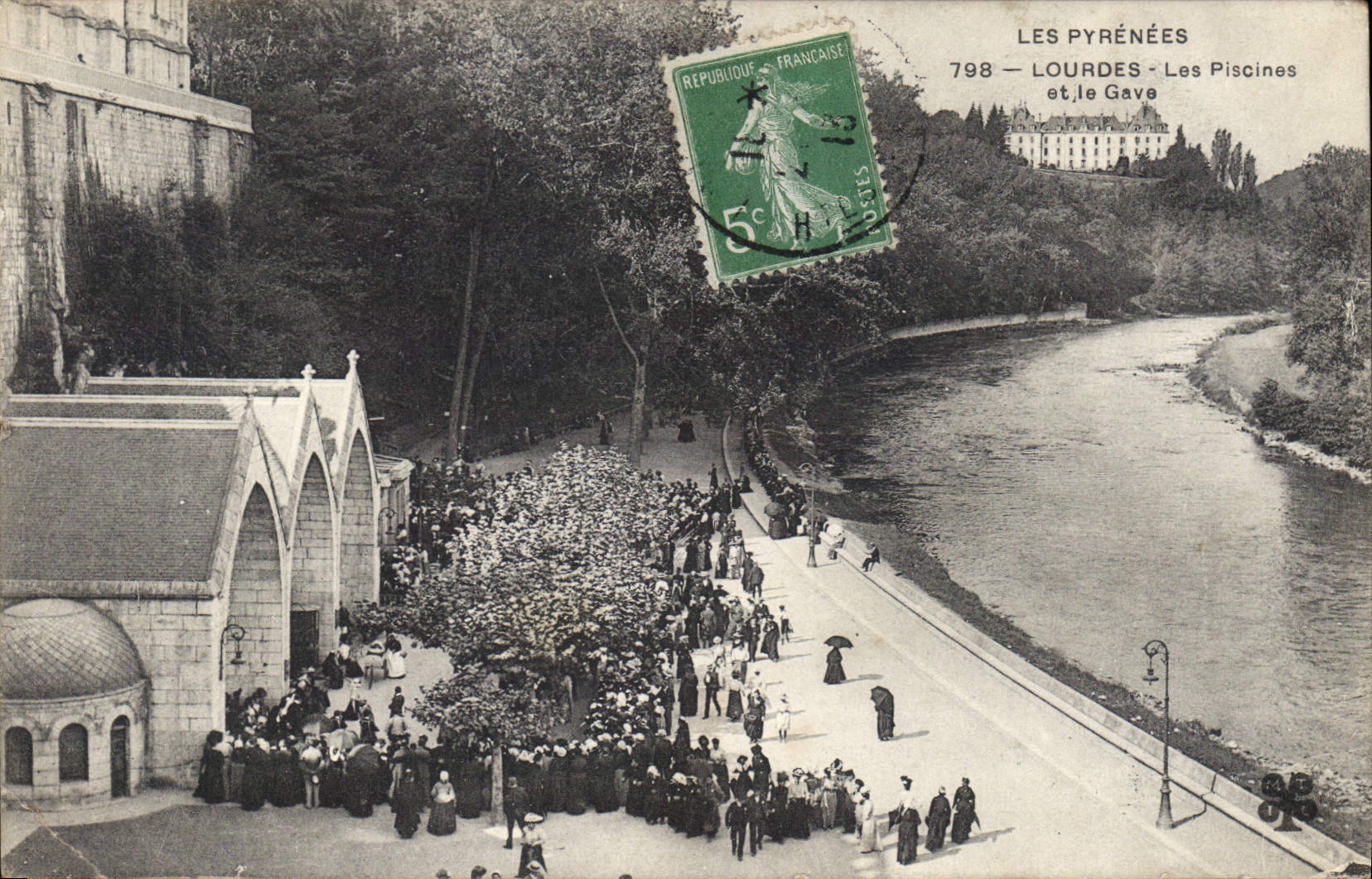 CPA Les Pyrenees Lourdes Les Piscines et le Gave 