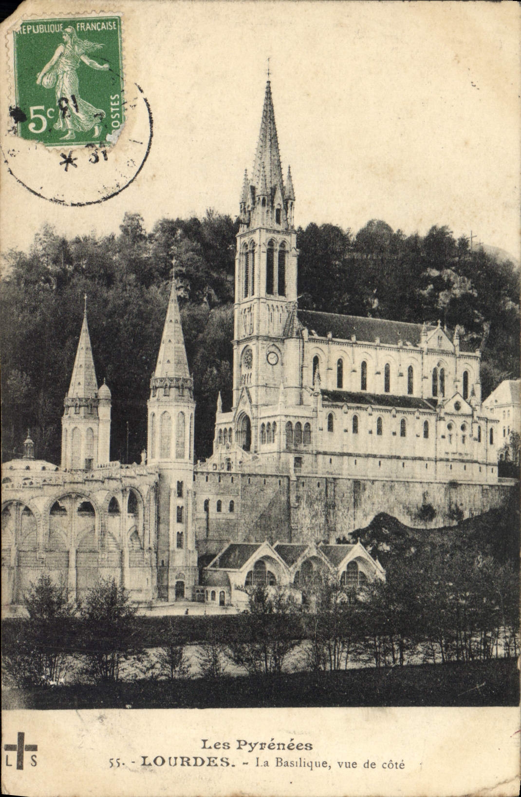CPA Les Pyrenees Lourdes La Basilique vue de cote 