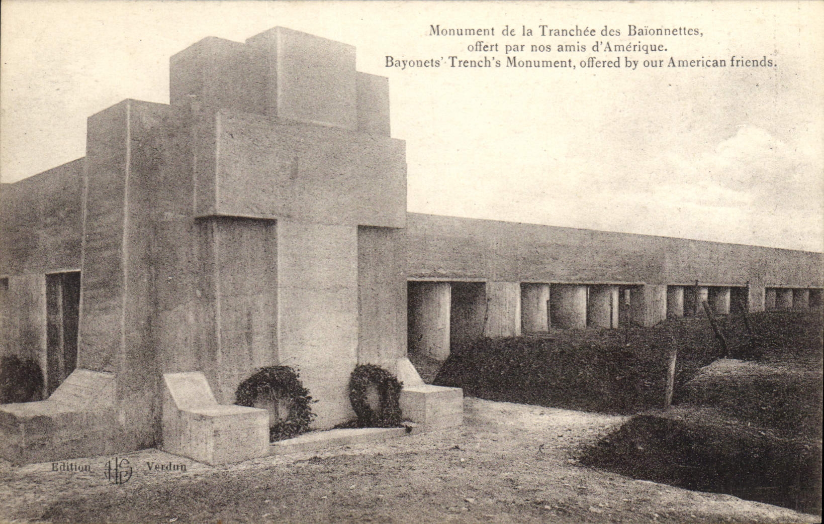 CPA Monument de la Tranchee des Baionnettes offert par nos amis d'Amerique