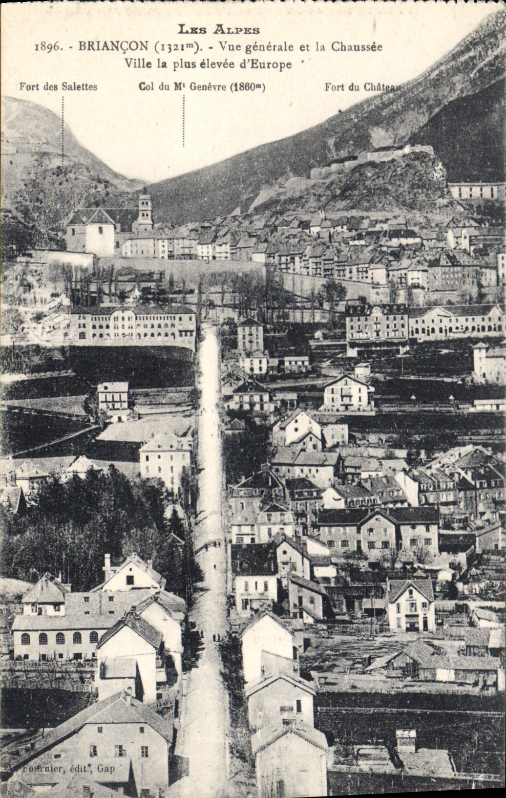 CPA Les Alpes Briancon Vue generale et la Chaussee Ville la plus elevee d'Europe 