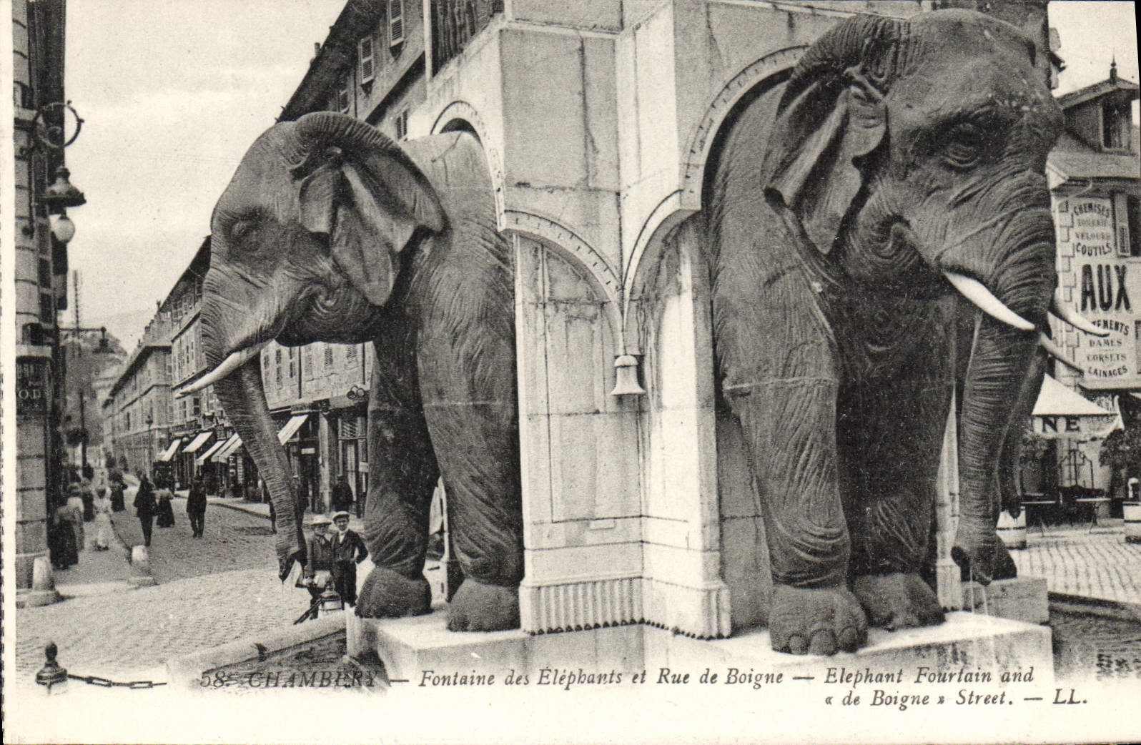 CPA Chambery Fontaine des Elephants et Rue de Boigne 