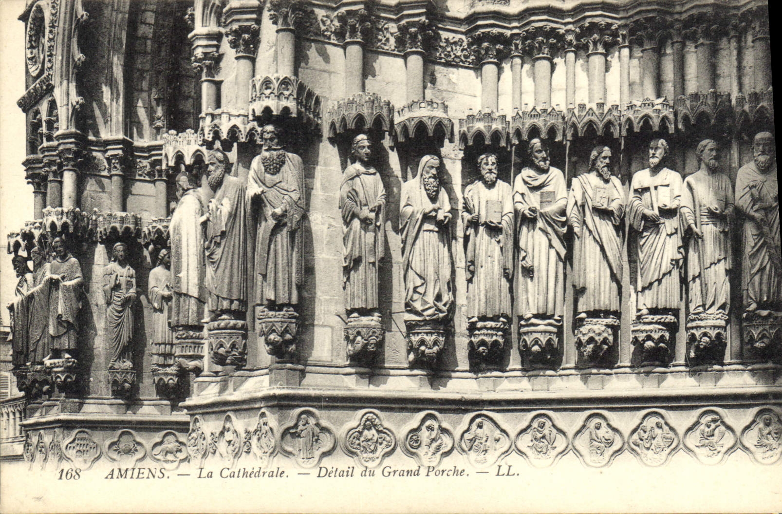 CPA Amiens La Cathedrale Detail du Grand Porche 
