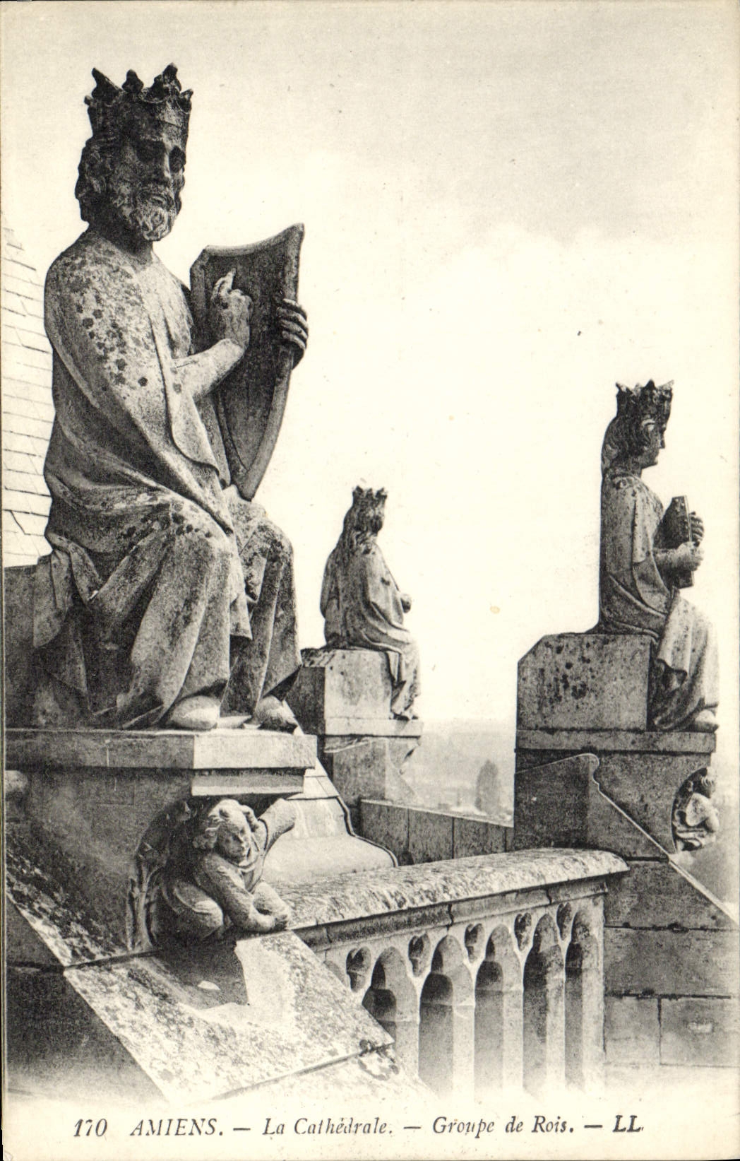 CPA Amiens La Cathedrale Groupe de Rois 