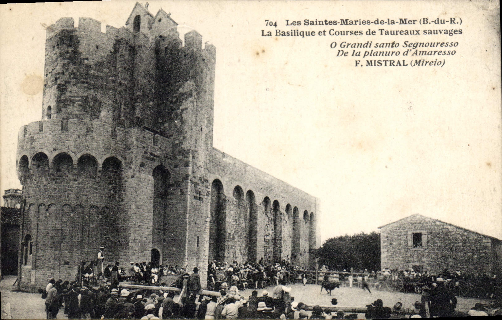 CPA Les Saintes Maries de la Mer B du R La Basilique et Courses de Taureaux sauvages Corrida