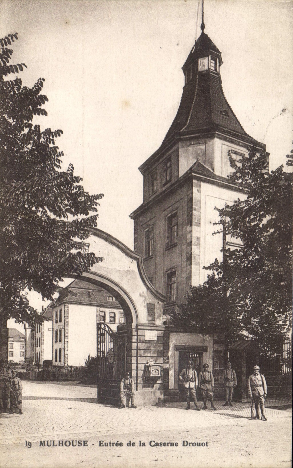 CPA Mulhouse Entree de la Caserne Drouot Mulhouse