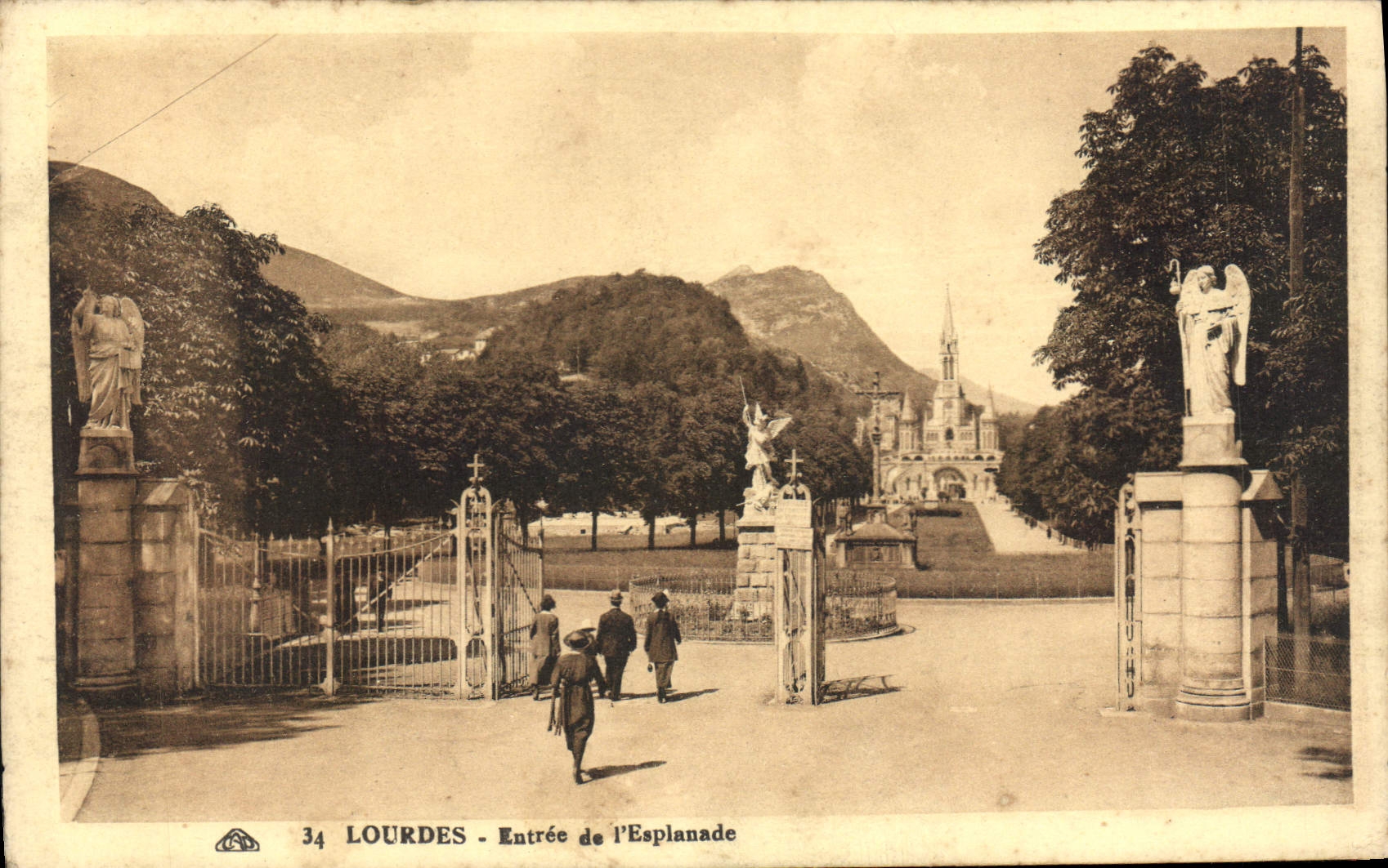 CPA Lourdes Entree de l'Esplanade 