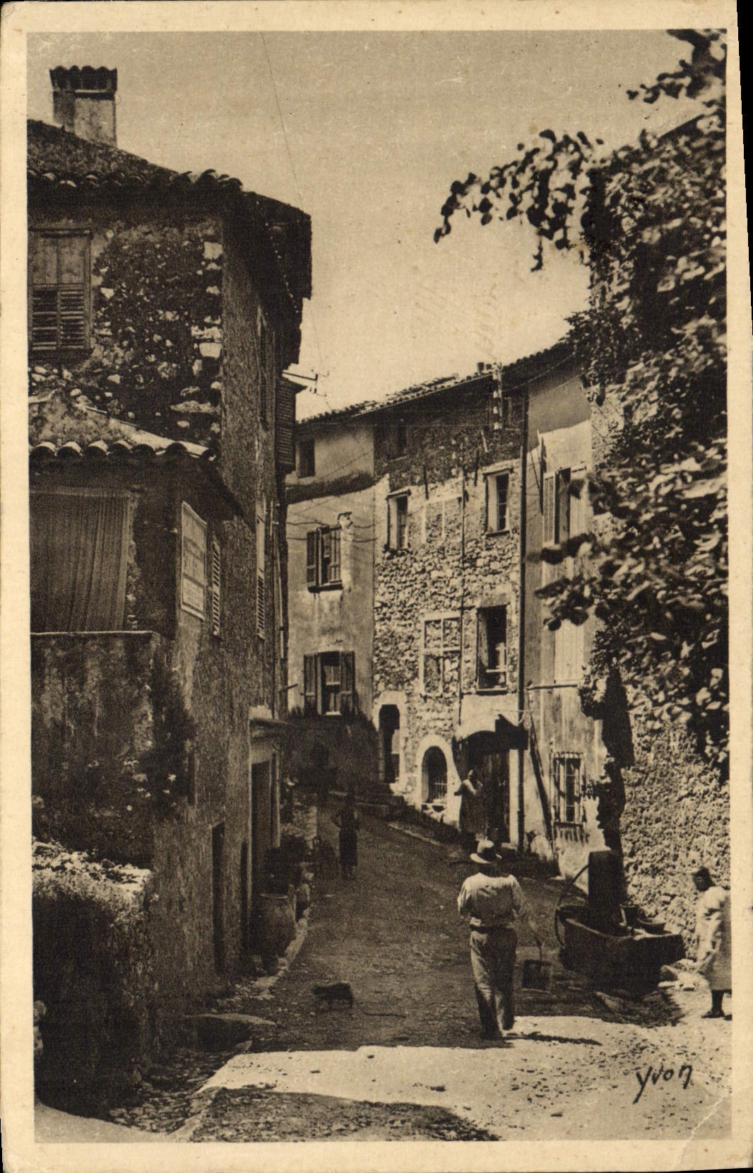 CPA La Douce France Cote d'Azur Saint Paul Alpes Maritimes Entree de la Rue principale