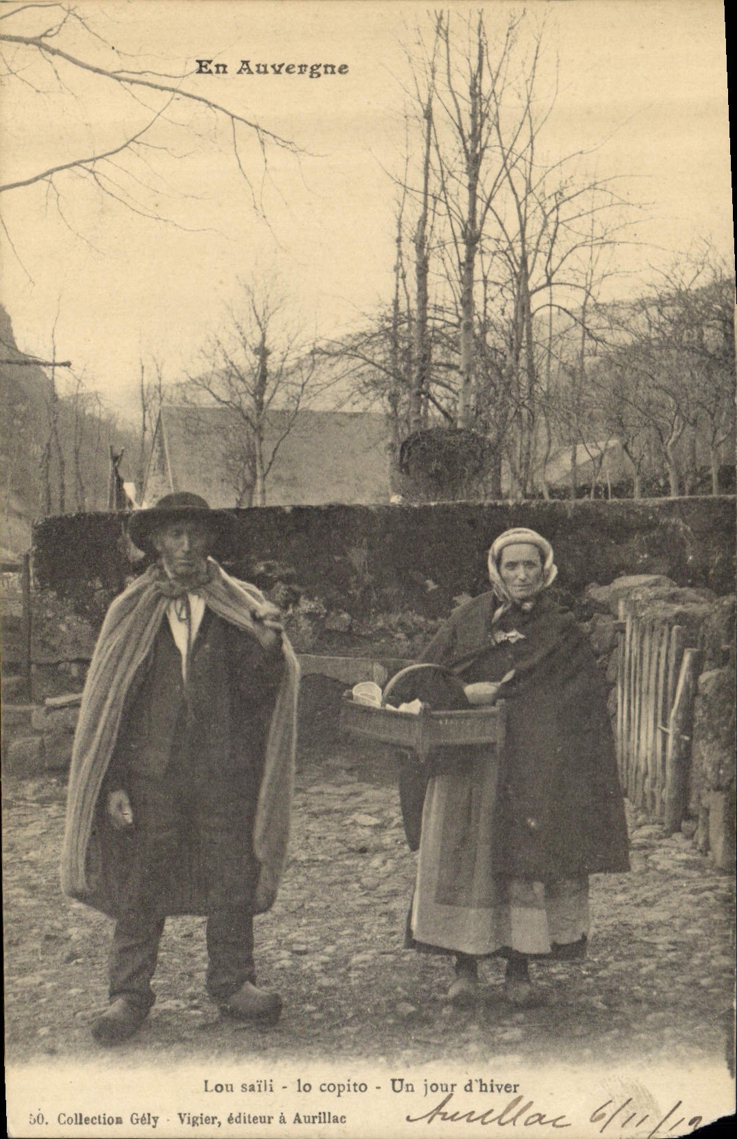 CPA En Auvergne Un jour d'Hiver