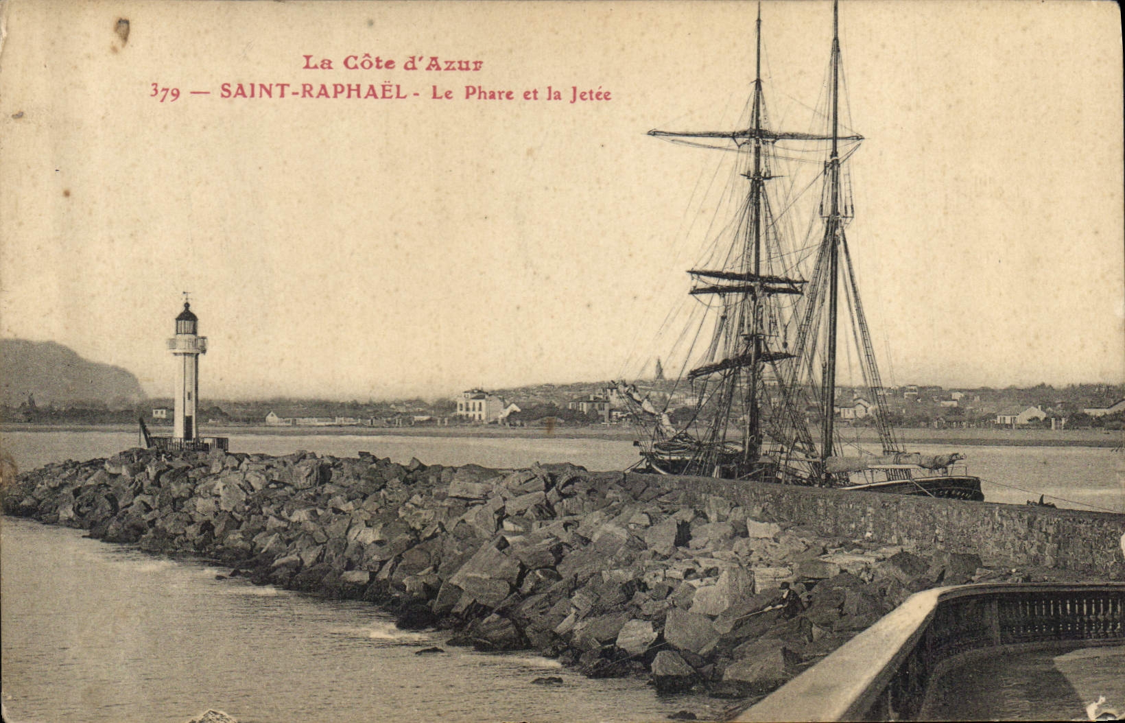 CPA La Cote d'Azur Saint Raphael Le Phare et la jetee Bateaux