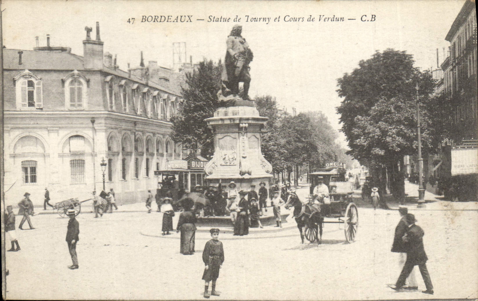 CPA Bordeaux Statue de Tourny et Cours de Verdun