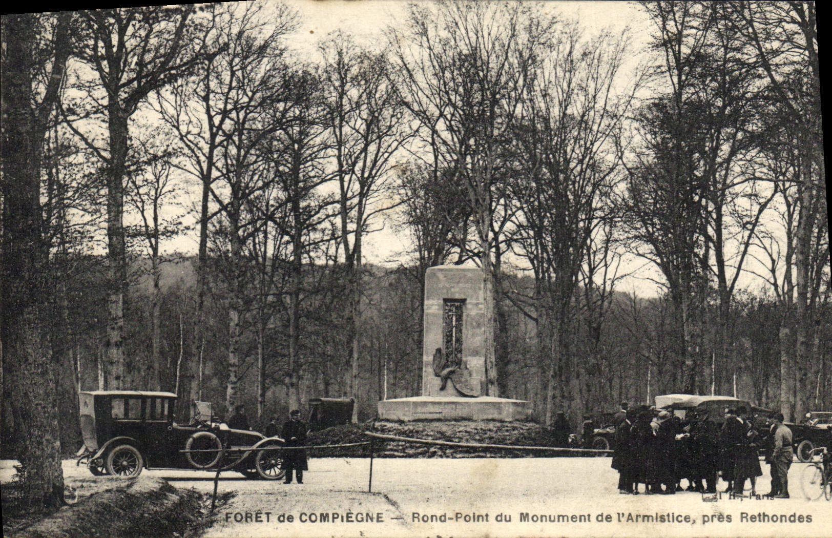 CPA Foret de Compiegne Rond Point du Monument de l'Armistice pres Rethondes Automobile