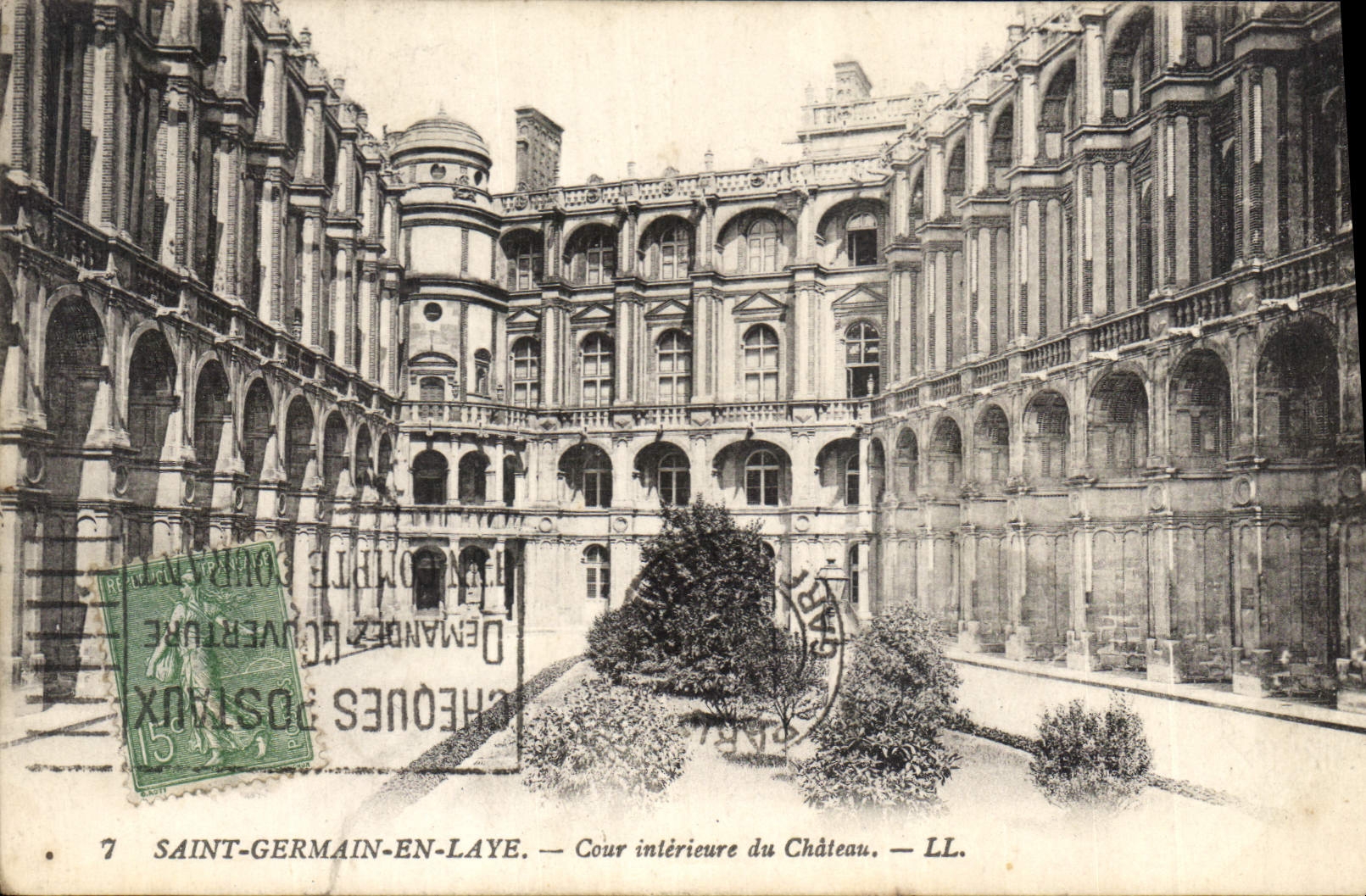CPA Saint Germain en Laye Cour interieure du Chateau 