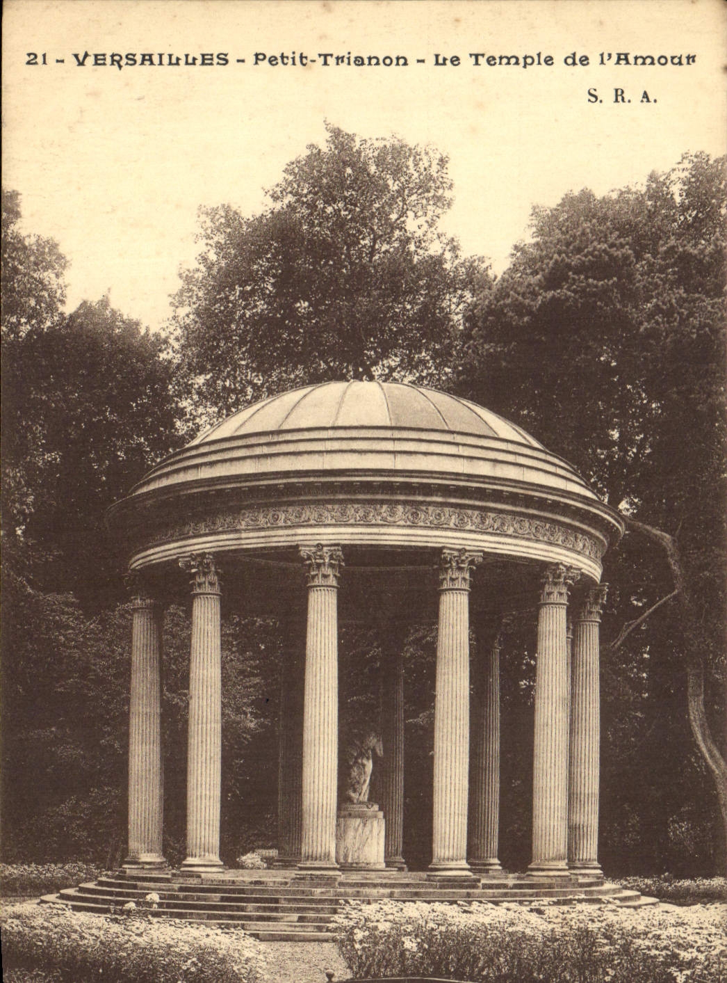 CPA Versailles Petit trianon le Temple de l'Amour 