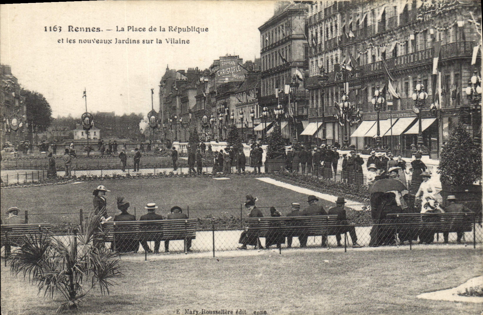 CPA Rennes La Place de la Republique et les nouveaux Jardin sur la Vilaine 