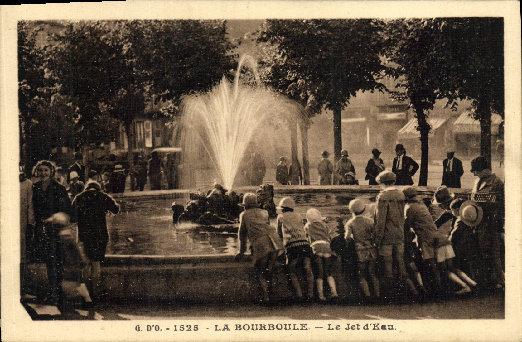 CPA La Bourboule Le Jet d'Eau 