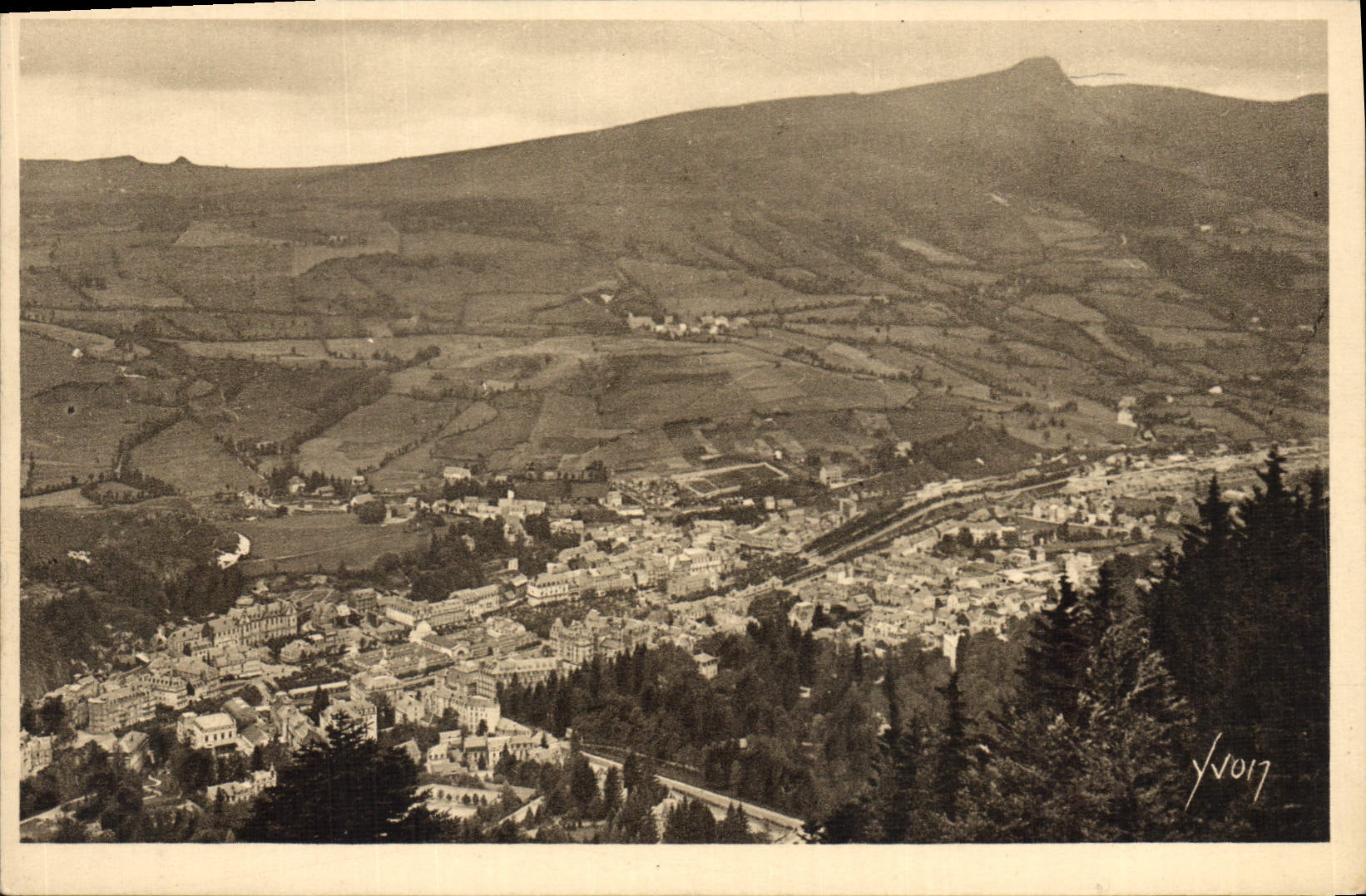 CPA Auvergne La Bourboule Puy de Dome Vue panoramique prise du Funiculaire