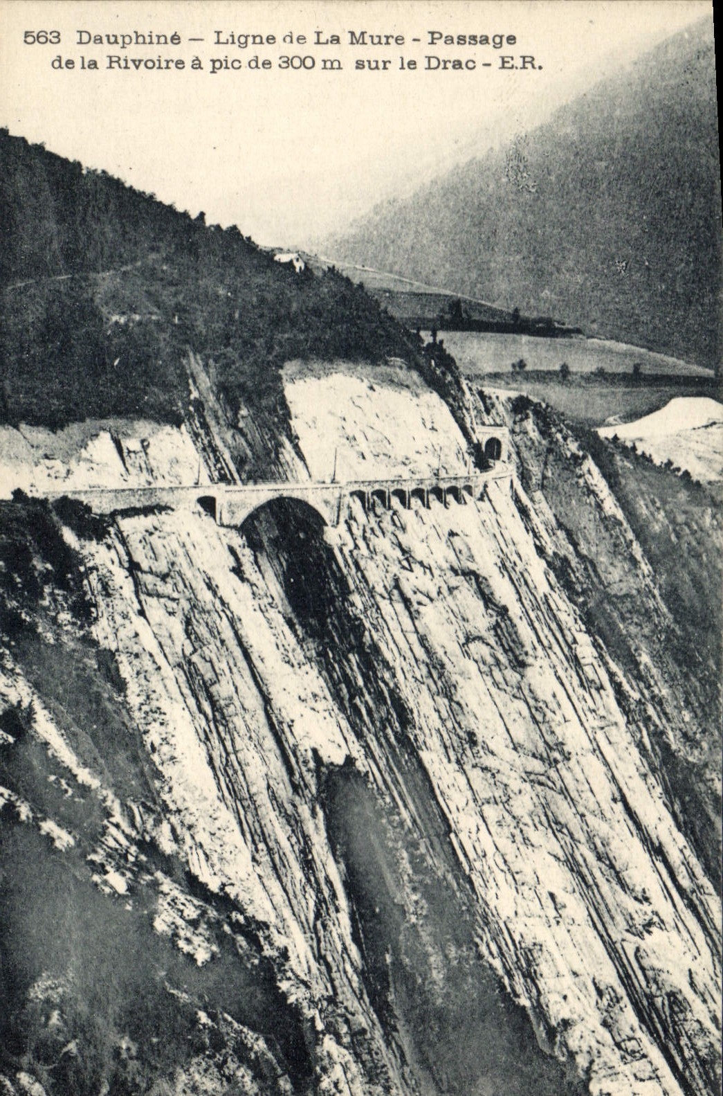 CPA Dauphine Ligne de la Mure Passage de la Rivoire a pic de 300 m sur le Drac