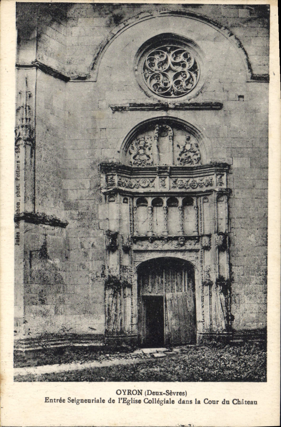 CPA Oyron deux Sevres entree Seigneuriale de l'eglise Collegiale dans la Cour du chateau 