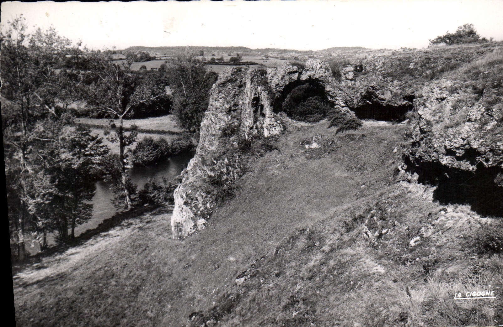 CPA Pierre Perthuis Yonne Environs Vezelay la Roche perchee et la Cure 