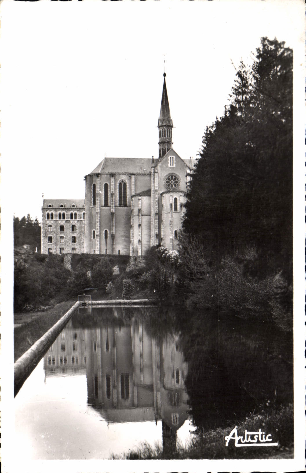 CPA Le Morvan Pittoresque la Pierre Qui Vire Yonne l'Abbaye et la Piece d'eau 