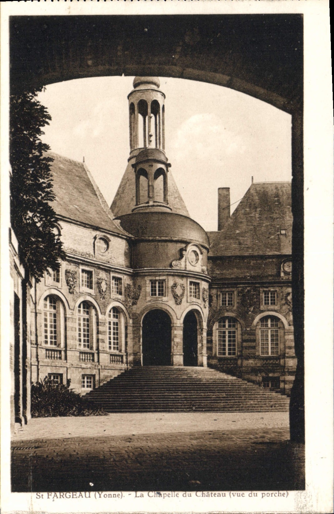 CPA St Farceau Yonne la chapelle du chateau vue du Porche 