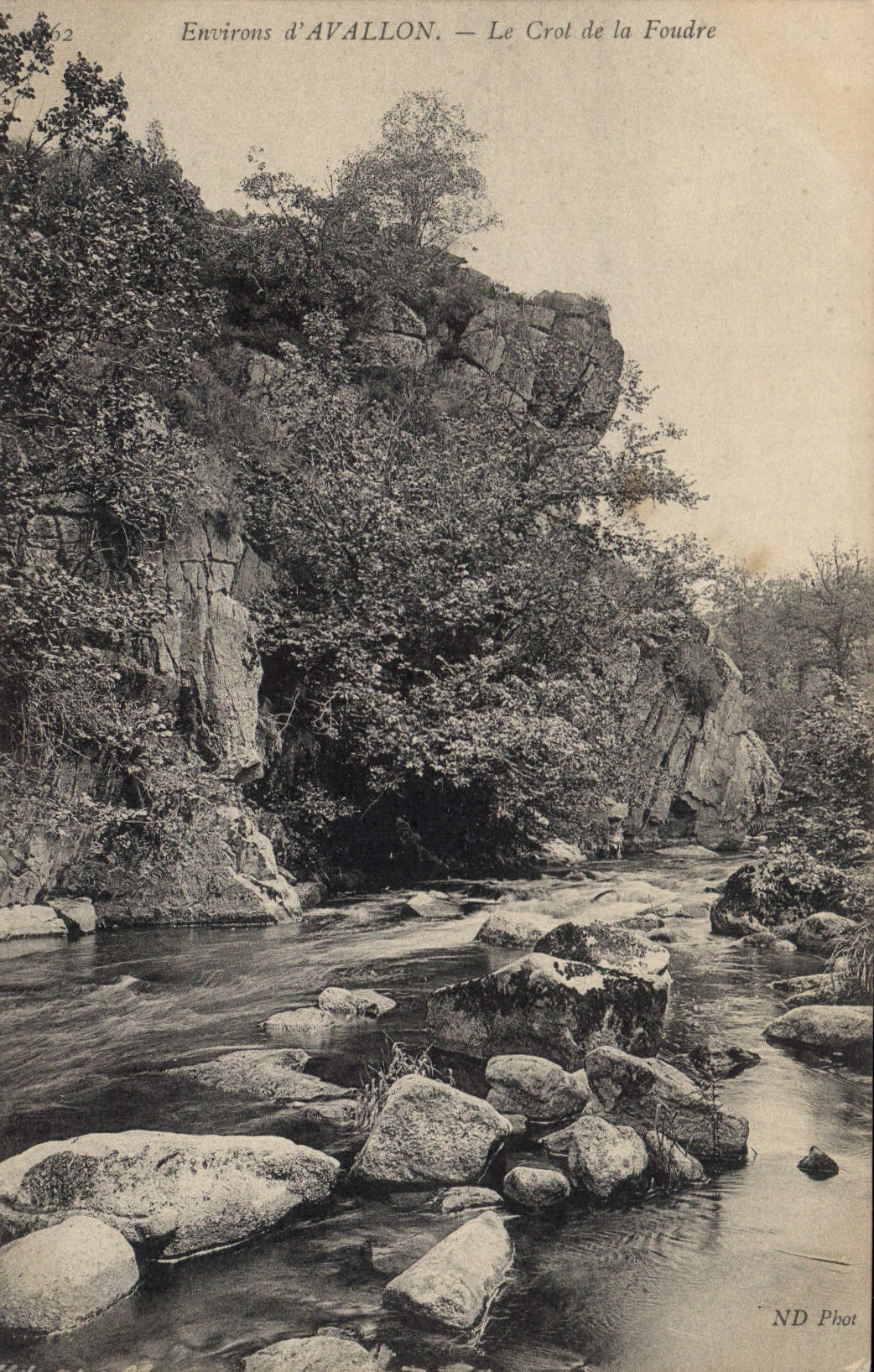 CPA Environs d'Avallon le Crot de la Foudre 