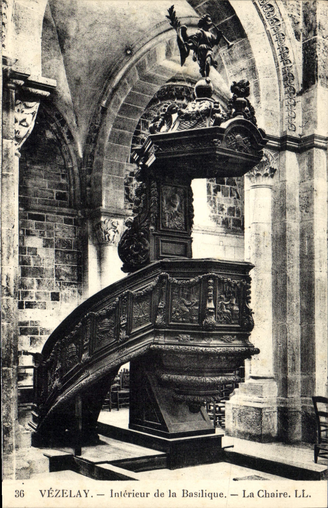 CPA Vezelay Interieur de la Basilique La Chaire