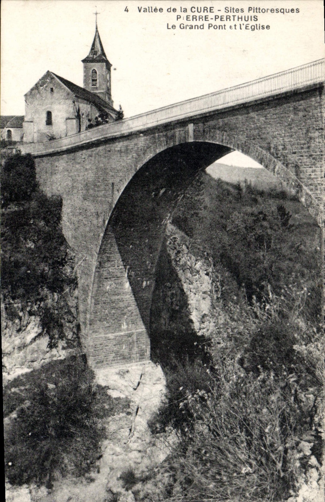 CPA Vallee de la Cure Sites Pittoresque Pierre Perthuis Le Grand Pont et l'Eglise 