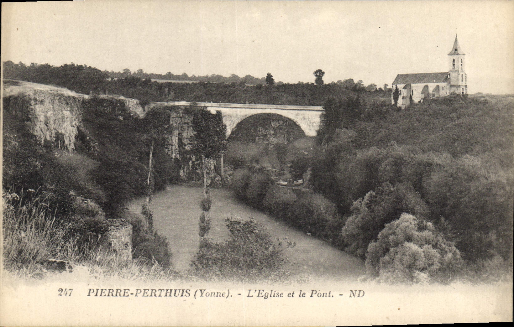 CPA Pierre Perthuis Yonne L'Eglise et le Pont 