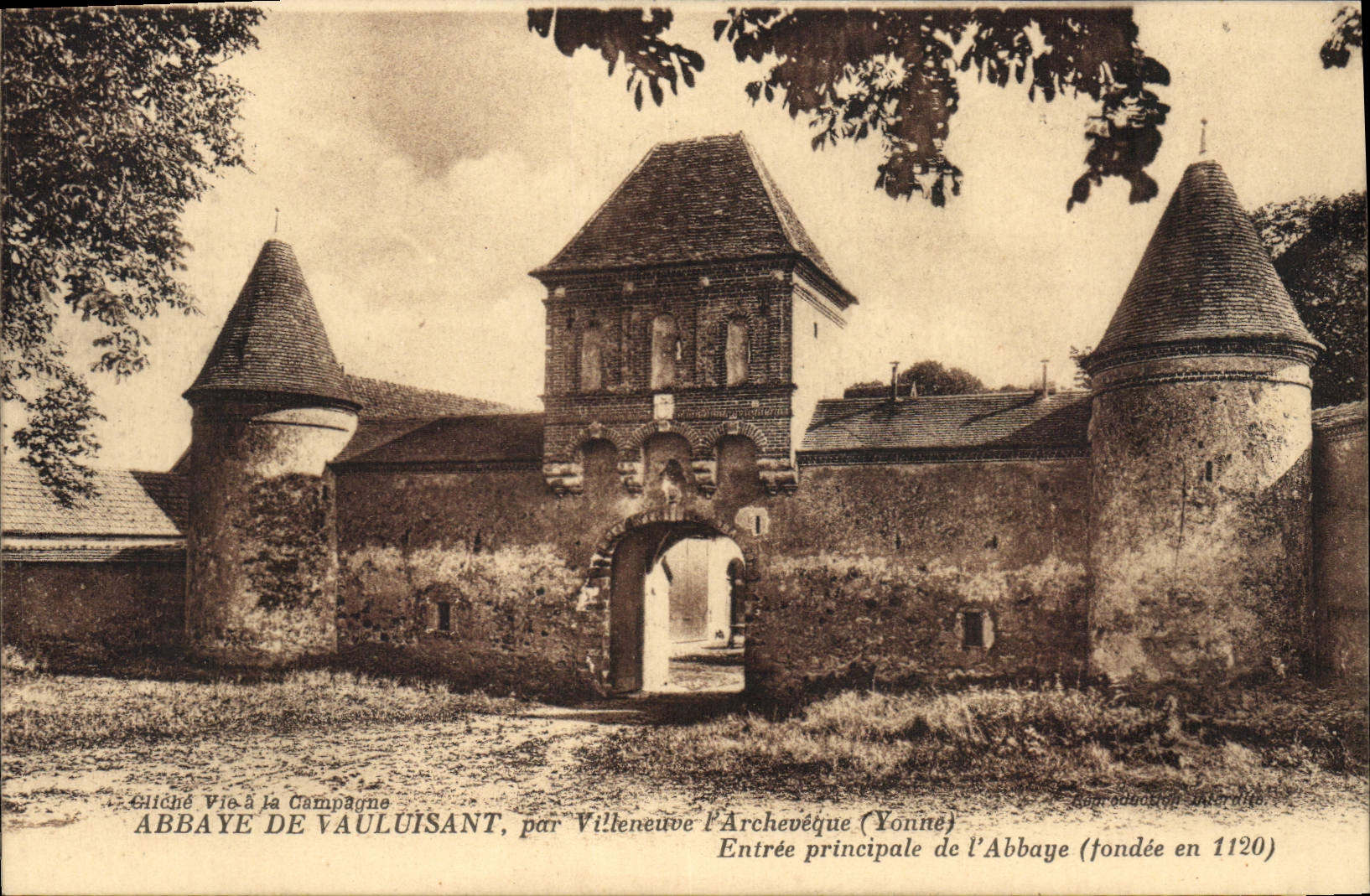 CPA Abbaye de Vauluisant par Villeneuve l'Archeveque Yonne Entree principale de l'Abbaye fondee en 1