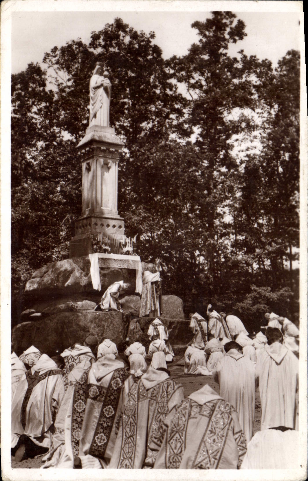 CPA Abbaye de la Pierre qui Vire Le Reposoir de la Fete Dieu 