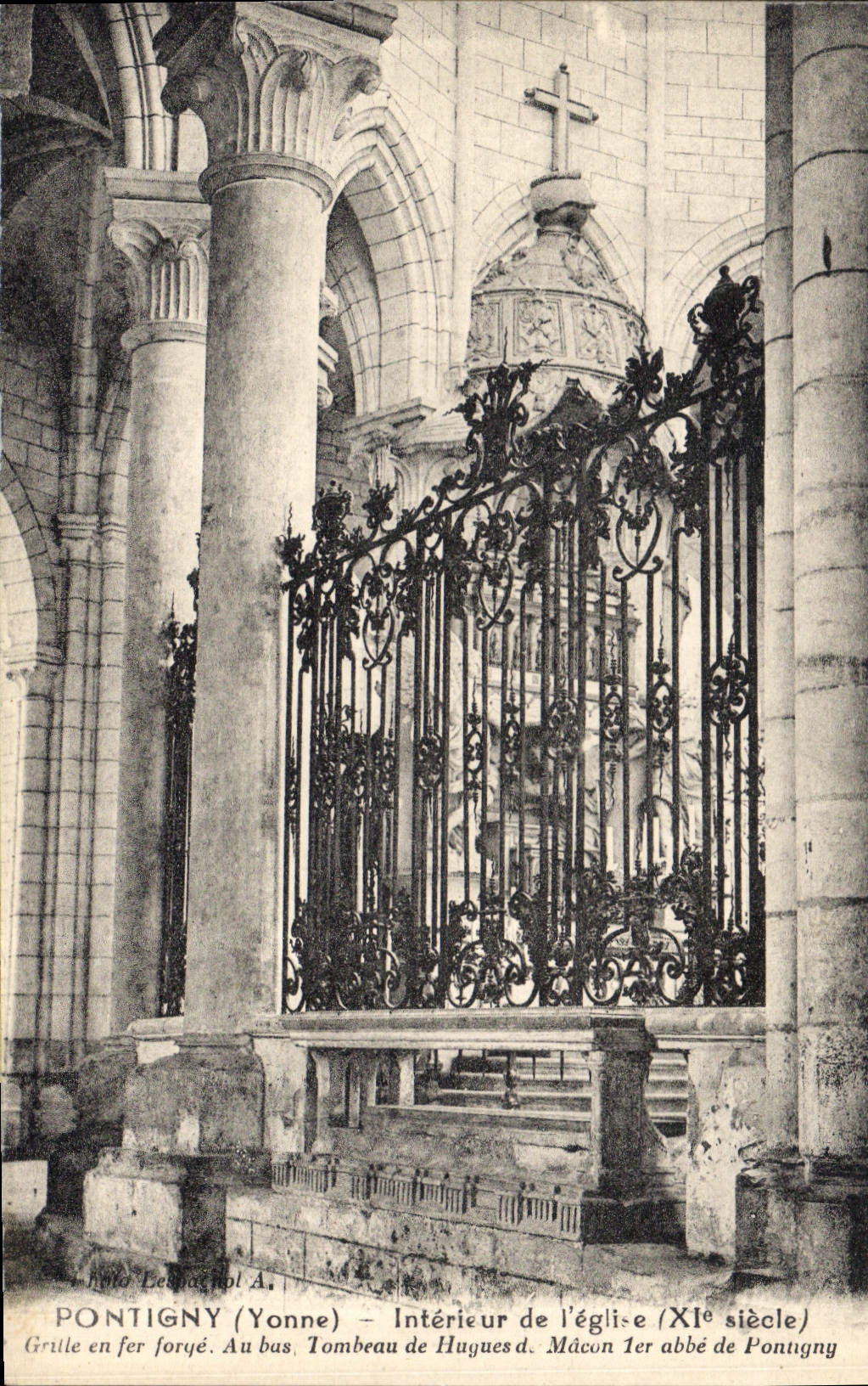 CPA Pontigny Yonne interieur de l'eglise XI siecle Grille en fer forye au bus tombeau de Huguesd Mac