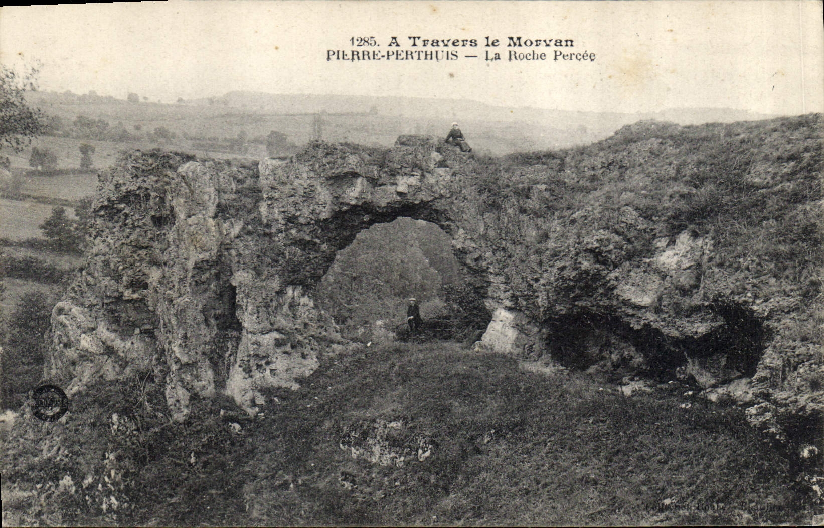 CPA A Travers le Morvan Pierre Perthuis la Roche Percee 