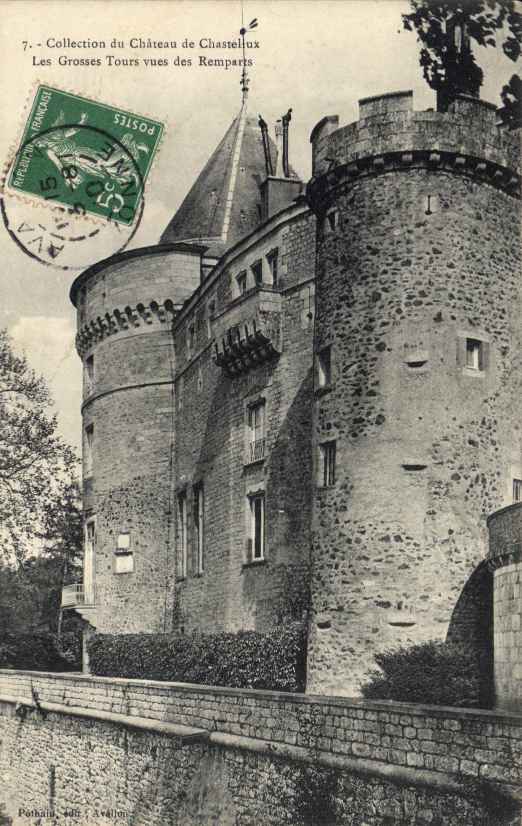 CPA Collection du chateau de Chastellux les Grosses Tours vues des Remparts