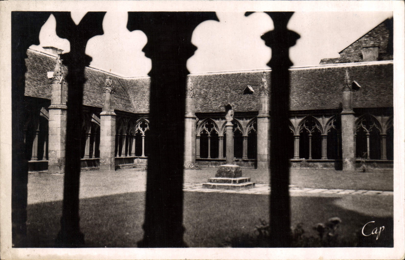CPA Treguier Galerie du Cloitre de la Cathedrale Commencee en 1229 terminee au XV siecle 